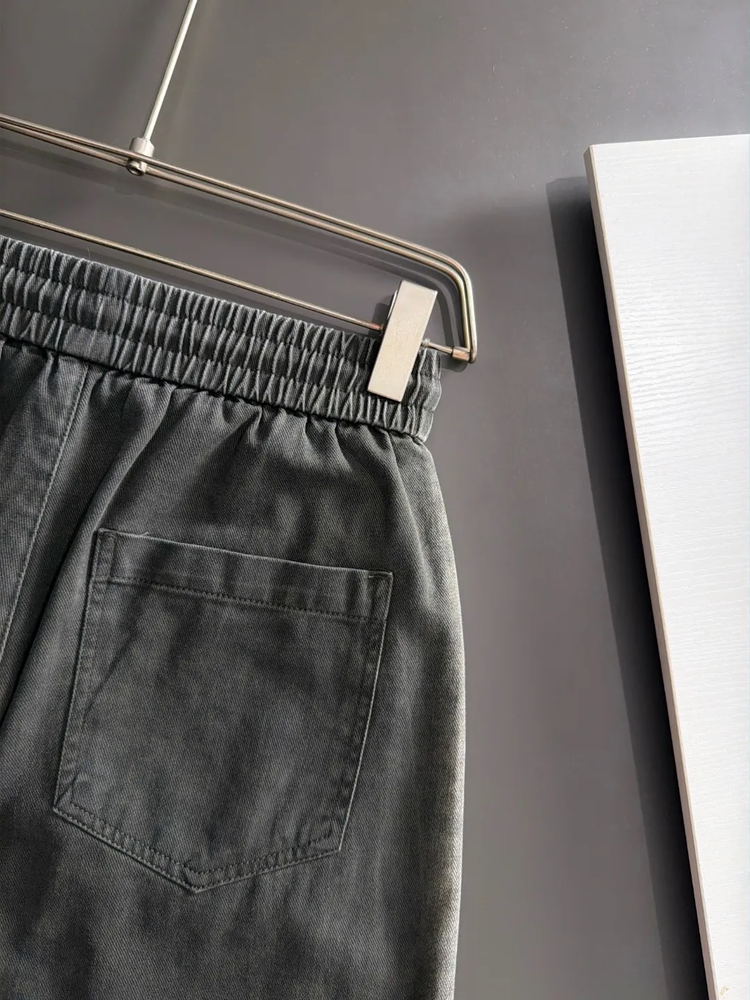 Next day shipment P195 Balenciaga High Quality 2026 Autumn and Winter New Arrival elastic band casual pants, counter-customized fabrics, Breathable, high comfort, impeccable details, brand element design concept, reflecting high quality. It feels delicate and soft! It presents a casual cut and the upper body shape is great! Sizes:S-3XL